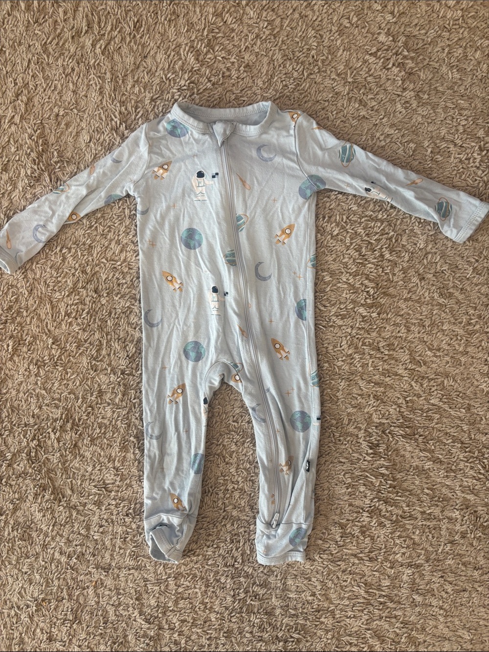 Kyte BABY Zippered Romper in Ice Space. Like New. Size: 12-18 mos. Unisex.